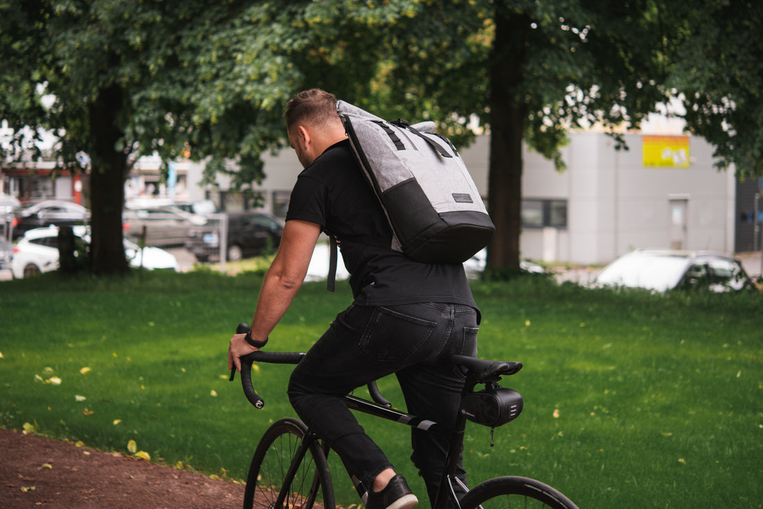 Pendler mit Invilus Rolltop-Rucksack auf dem Fahrrad