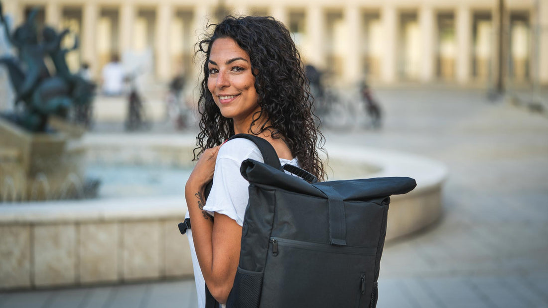 Rolltop-Rucksack als Handgepäck am Flughafen