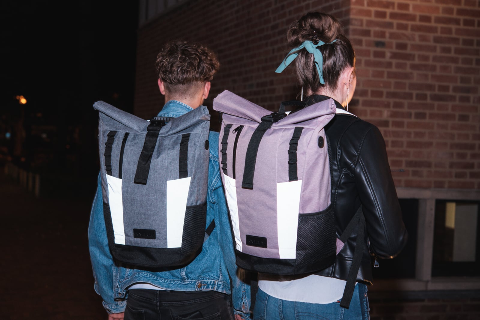 Zwei Personen mit Invilus Reflektor-Rolltops bei Nacht