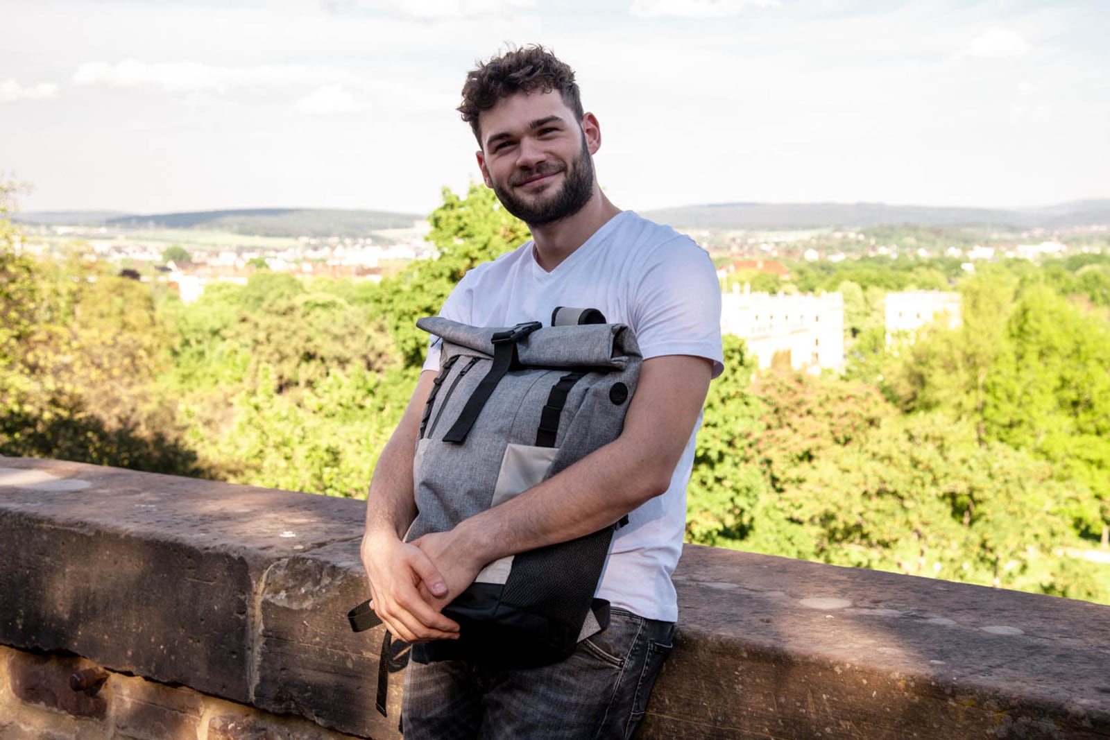 Gründer von Invilus mit dem grauen Rolltop-Rucksack über Heidelberg