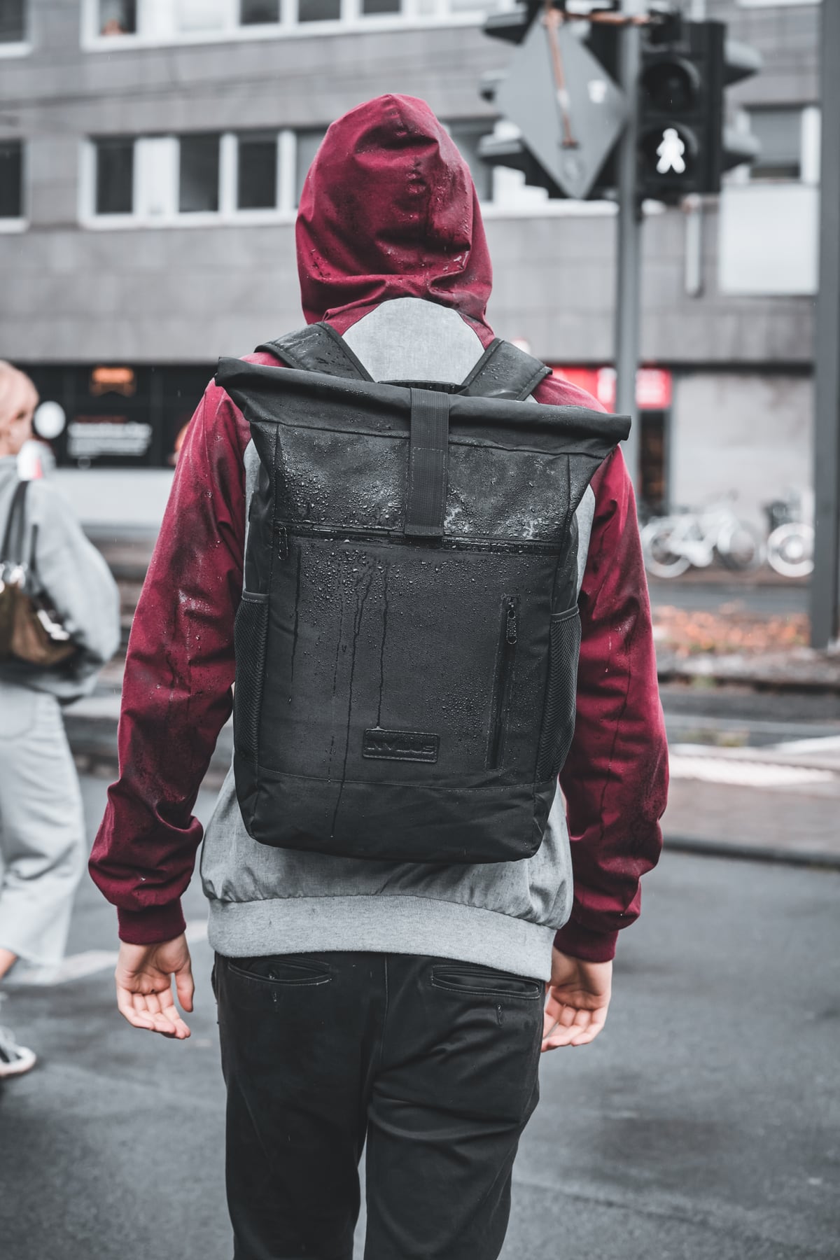 Rolltop Rucksack im Regen — was hält er wirklich aus?